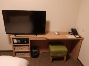 ドーミーイン水戸 ダブルルーム デスクと液晶テレビ、椅子