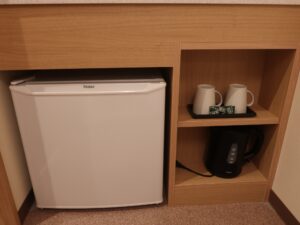 ドーミーイン水戸 ダブルルーム 洗面台の下 冷蔵庫とマグカップ、電気ケトル