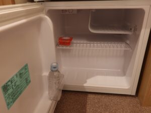ドーミーイン水戸 ダブルルーム 冷蔵庫の中 ミネラルウォーターとお菓子