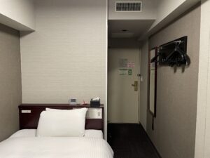 アパホテル 千葉中央駅前 シングルルーム 窓側から玄関方向を撮影