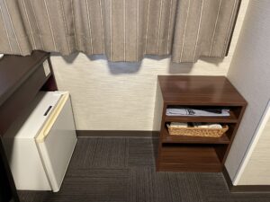 アパホテル 千葉中央駅前 シングルルーム 窓際のミニテーブル 部屋着とドライヤーがあります