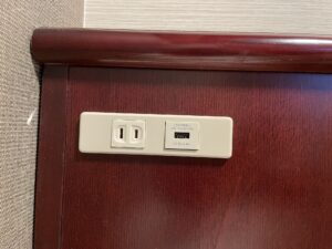 アパホテル 千葉中央駅前 シングルルーム 枕元のACコンセントとUSBポート