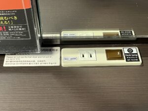 アパホテル 千葉中央駅前 シングルルーム デスク上 ACコンセントと照明のスイッチ
