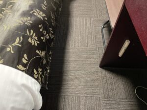 アパホテル 千葉中央駅前 シングルルーム デスクとベッドの間が狭いです