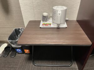 アパホテル 千葉中央駅前 シングルルーム デスク横のテーブル 電気ケトルとコップ、飲み物があります
