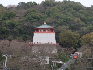 紀三井寺 仏殿とケーブルカー