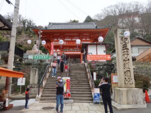 紀三井寺 楼門と石段 向かって右側にケーブルカー乗り場があります