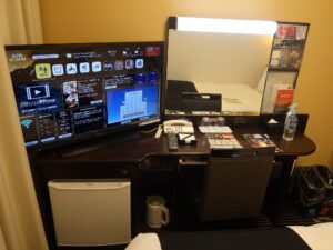 アパホテル 仙台駅五橋 シングルルーム デスク周りと液晶テレビ