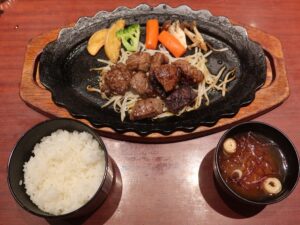 さいころステーキ すてーきはうす伊勢屋にて