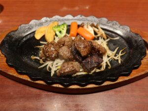 さいころステーキ すてーきはうす伊勢屋にて