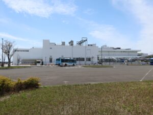 仙台うみの杜水族館 建物とバス乗り場